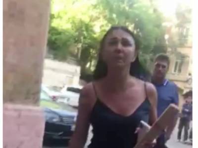 В Киеве жена бизнесмена с палкой нападала на людей