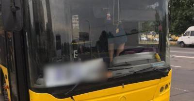 В Киеве патрульные остановили водителя автобуса "под кайфом" (2 фото)