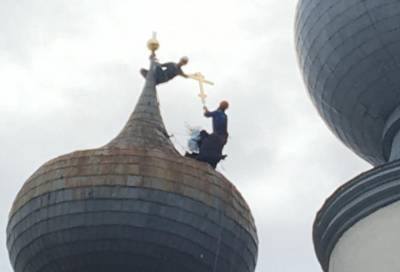 На купол Успенского собора в Тихвине вернули отреставрированный крест