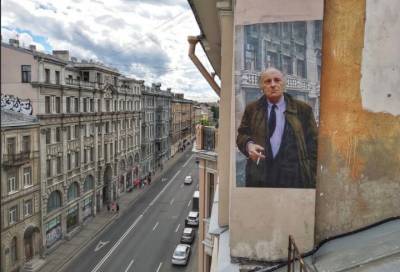 Бродский жив: новый портрет-граффити поэта спрятали на крыше на «Пяти углах»