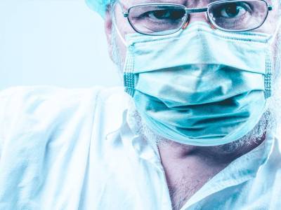 Около 14 тысяч врачей, зараженных коронавирусом, получили страховые выплаты