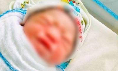 Вьетнамка предохранялась, но от беременности это не спасло. Противозачаточную спираль нашли в руке новорожденного — фото