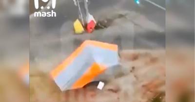 В Москве ураганный ветер унес торговую палатку вместе с продавщицей: впечатляющее видео