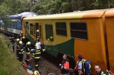 В Чехии столкнулись два пассажирских поезда: Более 30 человек пострадало