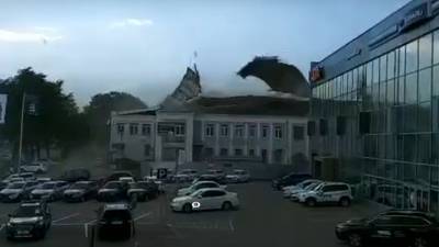 Ветер снес крышу двухэтажного здания в Саратове