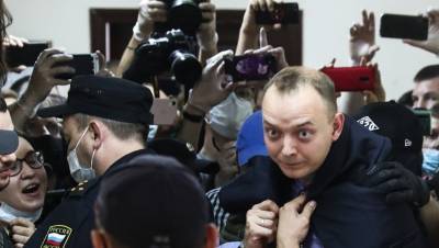 Суд на два месяца арестовал журналиста Сафронова по подозрению в госизмене