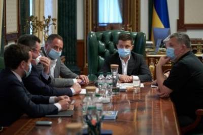 Президент Украины Зеленский поручил привлечь к тушению пожара в Луганской области силы Нацгвардии и ВСУ