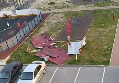 Видео: в рязанском ЖК дети играют на сорванной с дома крыше
