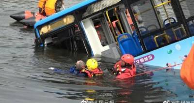 Автобус с детьми упал в воду: десятки погибших и пострадавших