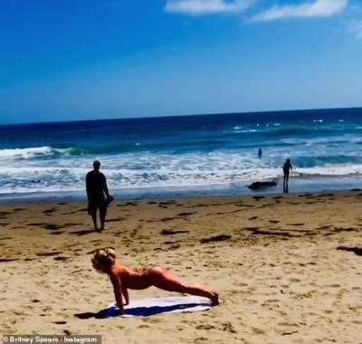 Бритни Спирс сняла на видео занятие йогой на пляже