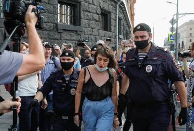 В Москве задержаны более 20 участников пикетов в поддержку Сафронова