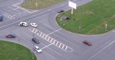 Автомобиль вылетел на газон после ДТП на перекрестке в Петербурге