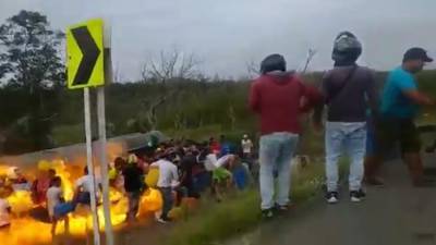 Воровство топлива из бензовоза привело к массовой гибели людей в Колумбии: видео