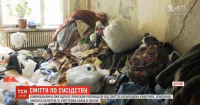 Пенсионерка превратила жилище в свалку: в Днепре коммунальщики очистили квартиру девятиэтажки от мусора