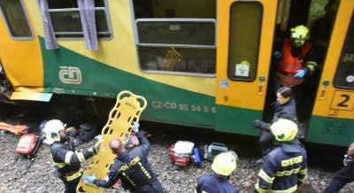 В Чехии столкнулись два пассажирских поезда: есть погибшие и десятки травмированных (фото)