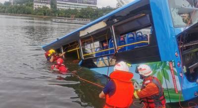 В Китае автобус с людьми упал в озеро: 21 человек погиб (видео)