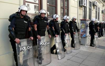 Сербия ввела комендантский час: в столице вспыхнули протесты