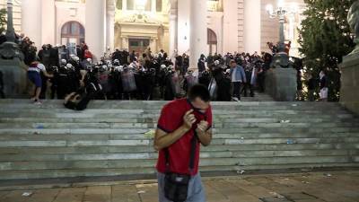 В Белграде протестующие ворвались в здание парламента