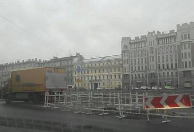 В Петербурге из-за прорыва трубы с горячей водой на Садовой провалился асфальт