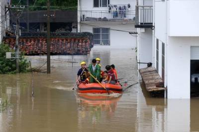 В Китае около 500 школьников не смогли попасть на экзамен из-за наводнения
