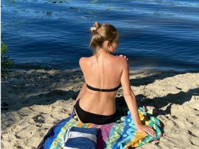На диком пляже: Катя Осадчая покорила фигурой в бикини