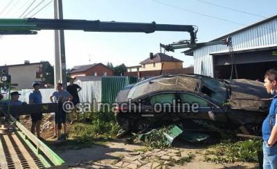 В Казани иномарка проехалась по крыше другого авто и рухнула на забор