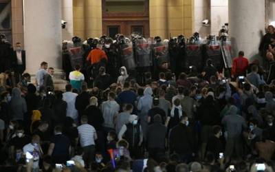 В Белграде вспыхнули беспорядки, манифестанты ворвались в парламент