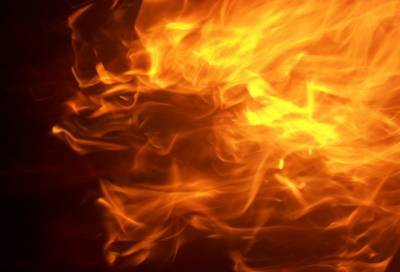 Из горящего дома на Ораниенбаумской улице эвакуировали двух человек