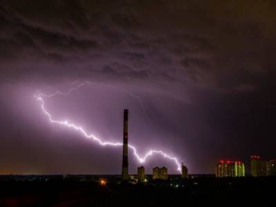 Грозы и порывы ветра: в Украине объявили штормовое предупреждение
