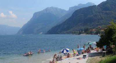 В Италии нудисты получили крупные штрафы за несоблюдение дистанции на пляже