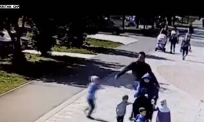 Появилось видео, как мужчина нападал на женщин в парке