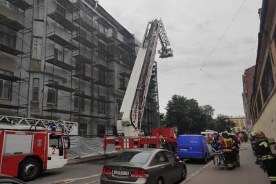 Из горящей коммуналки на Ораниенбаумской эвакуировали двоих жильцов