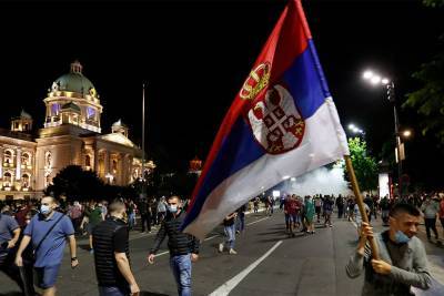 В Белграде почти пять тысяч человек вышли на акцию против коронавирусных ограничений