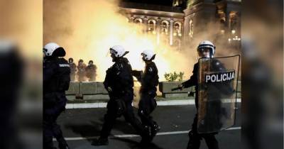 Бунт в Сербии: полиция жестко разогнала тысячи протестующих против введения комендантского часа в Белграде