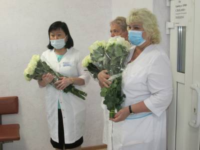 Рожениц и сотрудников южно-сахалинского роддома поздравили с Днем семьи, любви и верности