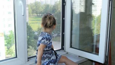 В Смоленской области с 9 этажа выпала 5-летняя девочка