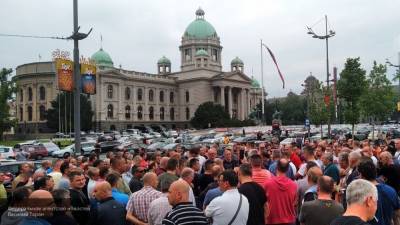 Протестующие сербы ворвались в здание парламента в Белграде