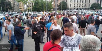 Протестующие в Сербии ворвались в парламент