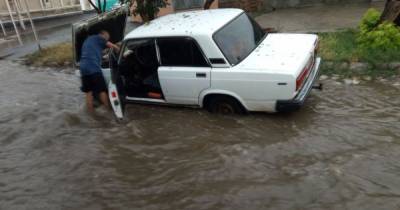 Погодный апокалипсис в Измаиле: по улицам города поплыли авто, а гигантский град разбил окна (11 фото)