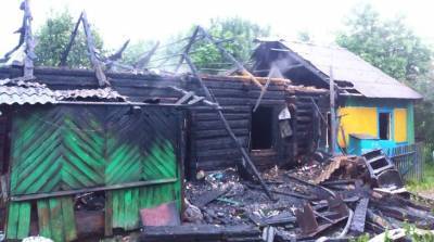 В Логойском районе горел дом, хозяин получил ожоги