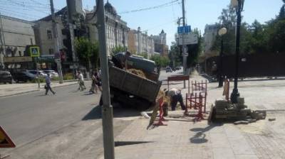 Глас народа | Автомобиль провалился в яму при ремонте плитки на ул. Московской