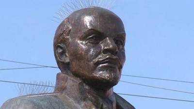 В Магадане на голову памятника Ленину установили шипы для отпугивания птиц