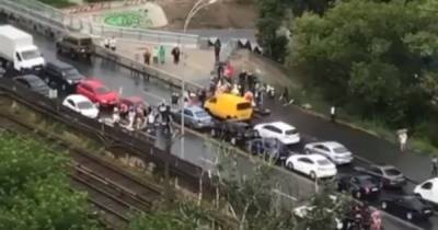 В Киеве на мосту Метро люди перекрыли дорогу, движение заблокировано