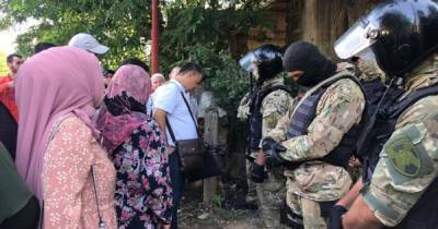 Обыски в Крыму: "суд" в Симферополе выберет меры пресечения задержанным татарам