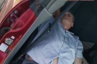 Главу Краснокаменского района засняли спящим за рулём – в машине якобы пахло алкоголем