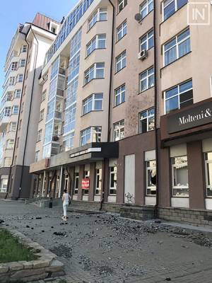 Фонтан кипятка вышиб стекла в доме с дорогими магазинами в центре Екатеринбурга