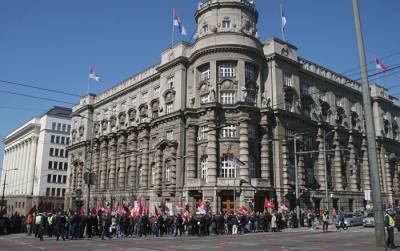 Жители Белграда пошли на штурм парламента из-за введенного правительством карантина