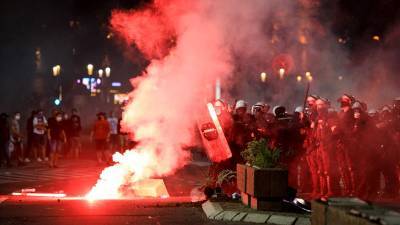 Беспорядки в Белграде: сербская оппозиция попыталась прорваться в здание парламента