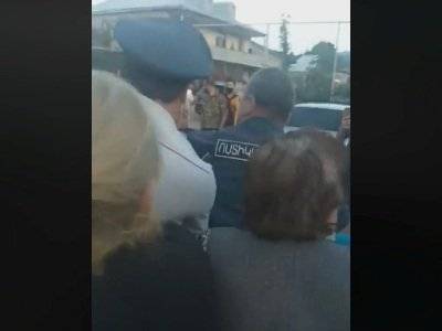 Потасовка между полицейскими и гражданами: В Степанаване из-за маски людей просто убивают