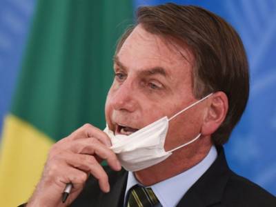 Объявил о положительном тесте на пресс-конференции: журналисты подают в суд на президента Бразилии из-за риска заразиться коронавирусом